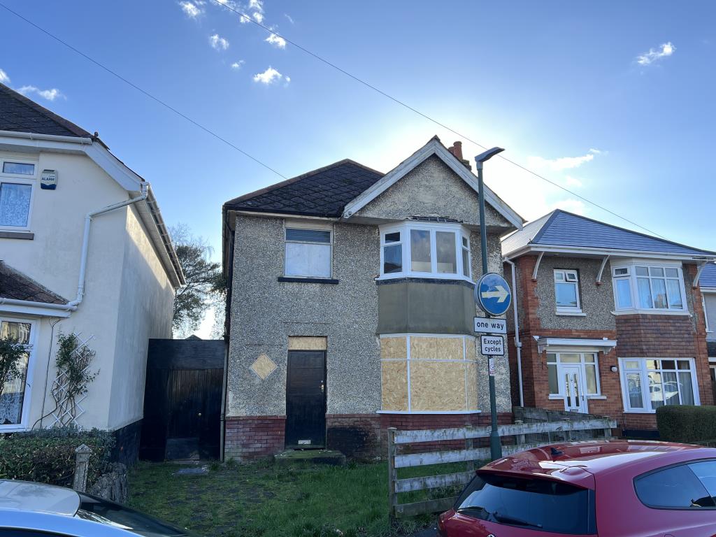Lot: 71 - HOUSE FOR IMPROVEMENT - Detached house with off road parking and side access to garden